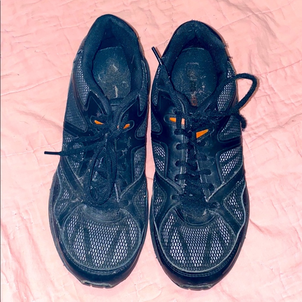 Black tennis shoes